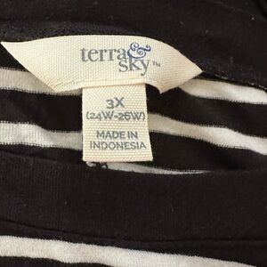 Super cute and soft dress!  Black and white stripped with pockets!